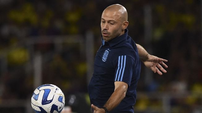 Pelatih Timnas Argentina U-20 Javier Mascherano memberi isyarat selama pertandingan sepak bola Grup A Copa America U-20 2023 melawan Kolombia di Stadion Pascual Guerrero di Cali, Kolombia, pada 27 Januari 2023.JOAQUIN SARMIENTO / AFP.