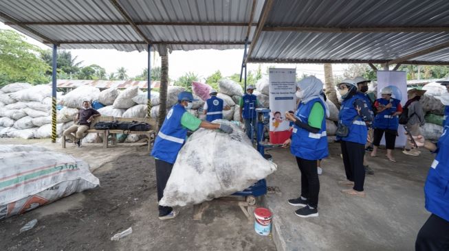 Proses daur ulang sampah botol plastik di Lombok PET. [Dok. Danone Indonesia]