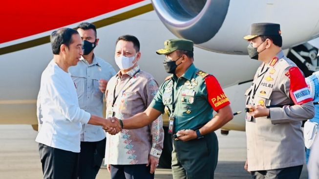 Presiden Joko Widodo atau Jokowi tiba di Bandara Malikussaleh, Kabupaten Aceh Utara, Aceh, Jumat (10/2/2023). (Laily Rachev - Biro Pers Sekretariat Presiden)