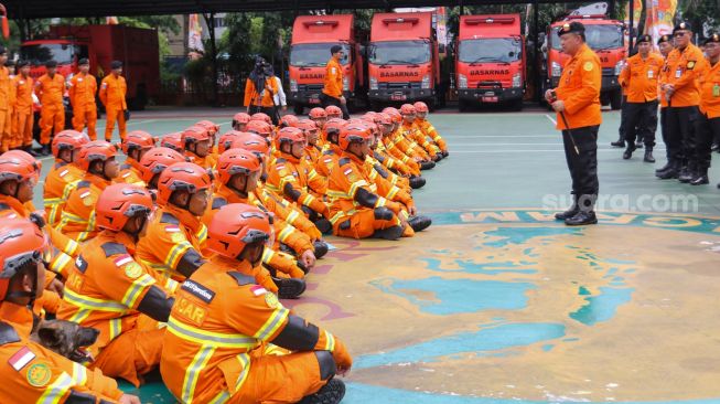 Kepala Basarnas Marsekal Madya TNI Henri Alfiandi (kanan) memberikan arahan kepada tim Indonesia Search and Rescue (INASAR) saat mengikuti upacara pelepasan dalam rangka perbantuan internasional ke Turki di Lapangan Basarnas, Kantor Pusat Basarnas, Jakarta Pusat, Jumat (10/2/2023). [Suara.com/Alfian Winanto]