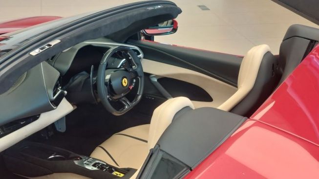 Kabin Ferrari 296 GTS yang dipamerkan di Jakarta, Jumat (10/2/2023). [ANTARA/Adimas Raditya]