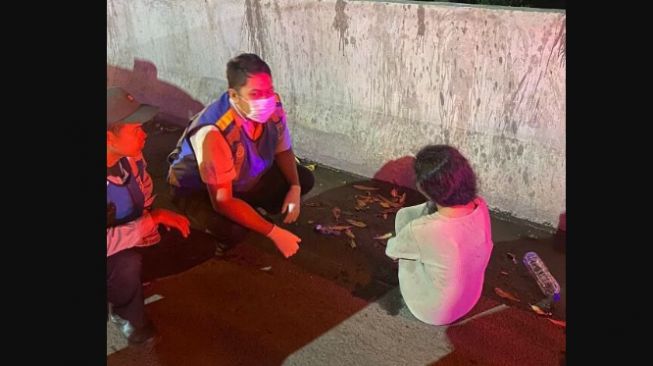 Miris! Perempuan Muda Dibuang Di Pinggir Tol Jakarta-Tangerang, Diduga Korban Pemerkosaan