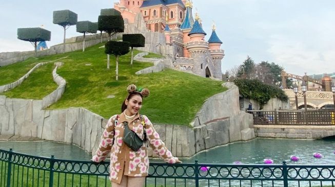 Liburan ke Disneyland Paris, Cardigan Ayu Ting Ting Lebih Mahal dari Tiket Pesawat Ekonomi ke Prancis!