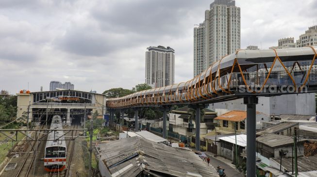 Suasana Skywalk di kawasan Kebayoran Lama, Jakarta Selatan, Jumat (10/2/2023). [Suara.com/Alfian Winanto]