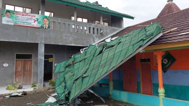 Duh! Disapu Angin Puting Beliung, 118 Bangunan di Cilacap Rusak Parah