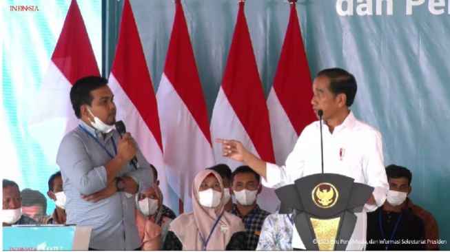 Kasih Sepeda ke Pedagang Pupuk di Aceh, Jokowi Guyon: Itu Kalau Dijual Bisa Beli Mobil