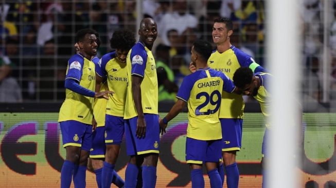 Penyerang Al Nassr asal Portugal, Cristiano Ronaldo melakukan selebrasi usai mencetak gol selama pertandingan Liga Arab Saudi antara Al-Wehda vs Al-Nassr di Stadion King Abdulaziz di Mekkah pada Jumat (10/2/2023) dini hari WIB.AFP.