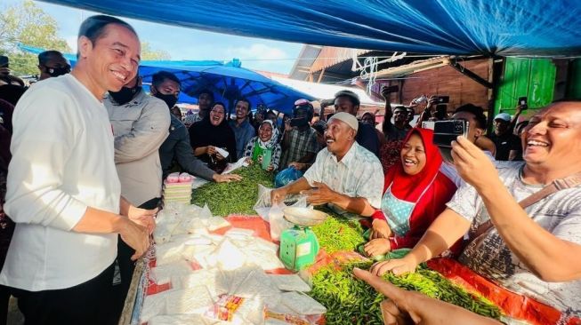 Presiden Joko Widodo atau Jokowi berbincang dengan pedagang di Pasar Batuphat Timur, Kota Lhokseumawe, Aceh, Jumat (10/2/2023). (Laily Rachev - Biro Pers Sekretariat Presiden)