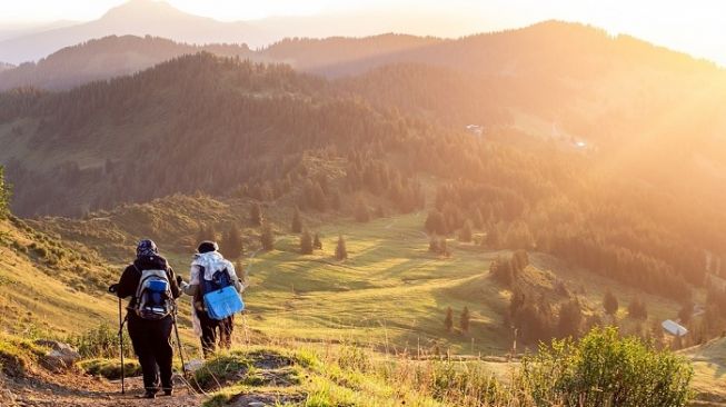 Catat! Ini 7 Peralatan yang Wajib Dibawa untuk Mendaki Gunung