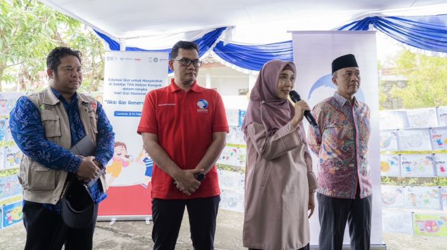 Karyanto Wibowo selaku Sustainable Development Director Danone Indonesia bersama Sitti Rohmi Djalillah selaku Wakil Gubernur NTB dan Fauzan Khalid selaku Bupati Lombok Barat di acara bertajuk Aksi Gizi Indonesia Maju di sekitar TPA Kebon Kongok, Lombok Barat, Nusa Tenggara Barat pada Kamis (9/2/2023). [Dok. Danone Indonesia]