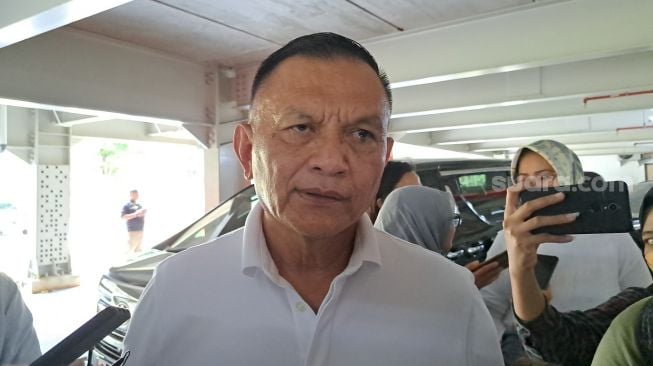 Sekretaris Jenderal Partai Golkar Lodewijk F. Paulus memastikan selebaran yang mendukung Munaslub Partai Golkar untuk memajukan Luhut Binsar Panjaitan adalah berita bohong. (Suara.com/Novian)