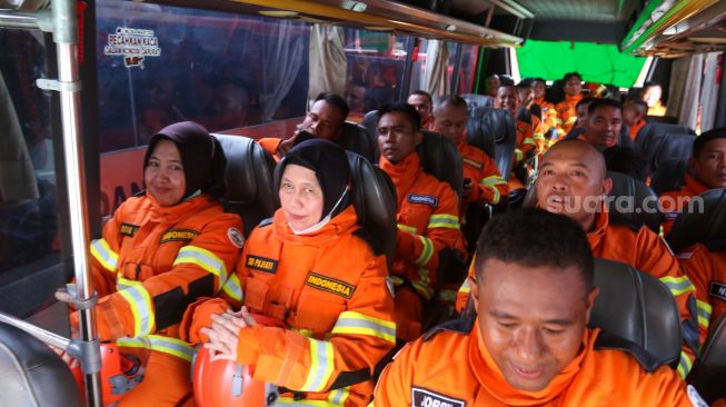 Anggota tim Indonesia Search and Rescue (INASAR) menaiki bus untuk diberangkatkan usai mengikuti upacara pelepasan dalam rangka perbantuan internasional ke Turki di Lapangan Basarnas, Kantor Pusat Basarnas, Jakarta Pusat, Jumat (10/2/2023). [Suara.com/Alfian Winanto]