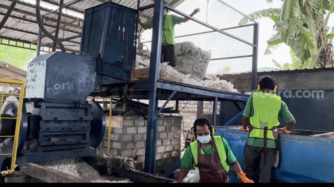 Proses daur ulang sampah botol plastik di Lombok PET. [Suara.com/Sumarni]