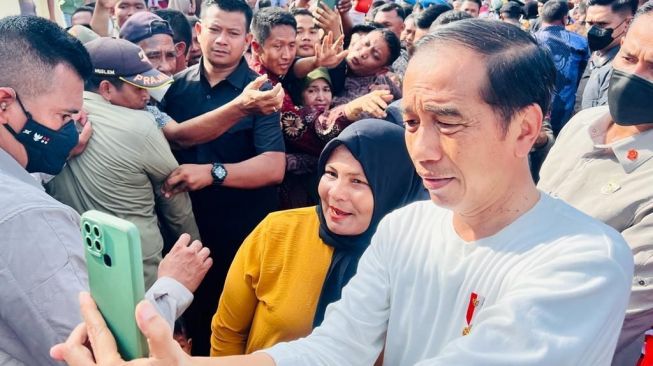 Kasih Sepeda ke Pemuda di Pasar Batuphat Timur Aceh, Jokowi: Sebutkan Dulu Nama-Nama Ikan