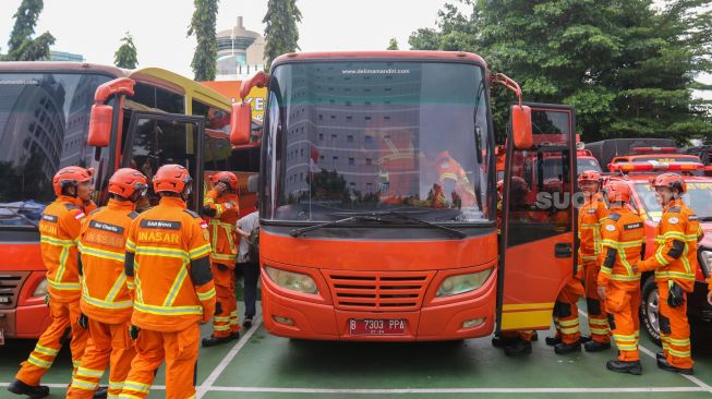 Anggota tim Indonesia Search and Rescue (INASAR) menaiki bus untuk diberangkatkan usai mengikuti upacara pelepasan dalam rangka perbantuan internasional ke Turki di Lapangan Basarnas, Kantor Pusat Basarnas, Jakarta Pusat, Jumat (10/2/2023). [Suara.com/Alfian Winanto]