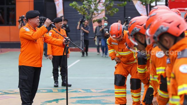 Kepala Basarnas Marsekal Madya TNI Henri Alfiandi (kiri) memberikan arahan kepada tim Indonesia Search and Rescue (INASAR) saat mengikuti upacara pelepasan dalam rangka perbantuan internasional ke Turki di Lapangan Basarnas, Kantor Pusat Basarnas, Jakarta Pusat, Jumat (10/2/2023). [Suara.com/Alfian Winanto]