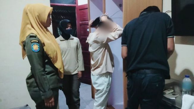 Asyik Ngamar di Hotel dan Kos-kosan, Tiga Pasangan Ilegal Digerebek Satpol PP Padang