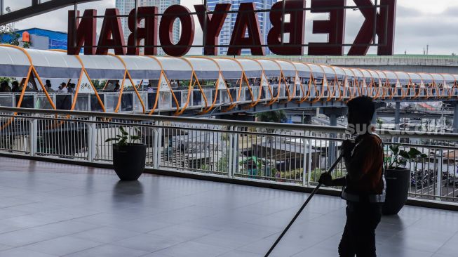 Sejumlah pejalan kaki melintasi Skywalk di kawasan Kebayoran Lama, Jakarta Selatan, Jumat (10/2/2023). [Suara.com/Alfian Winanto]