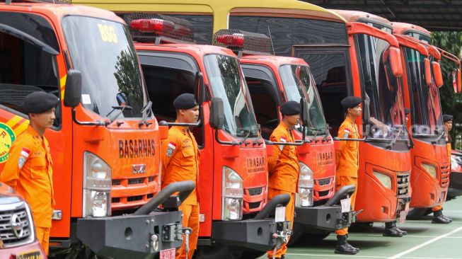 Anggota tim Indonesia Search and Rescue (INASAR) mengikuti upacara pelepasan dalam rangka perbantuan internasional ke Turki di Lapangan Basarnas, Kantor Pusat Basarnas, Jakarta Pusat, Jumat (10/2/2023). [Suara.com/Alfian Winanto]