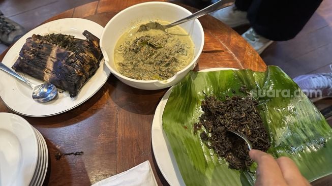 Masakan olahan nyale alias cacing laut yang populer di Lombok. [Suara.com/Sumarni]