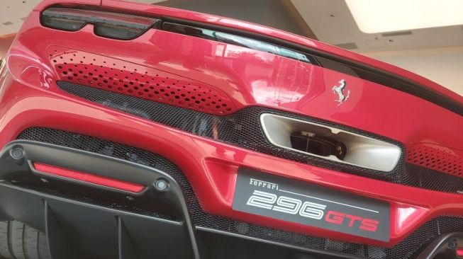 Supercar Hybrid Ferrari 296 GTS Hadir di Indonesia,  Ada Opsi Warna Baru Rosso Imola