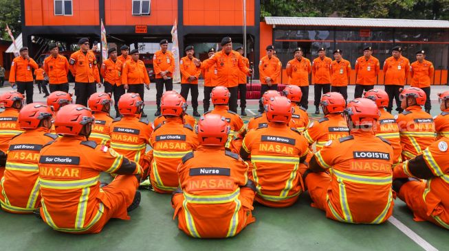 Kepala Basarnas Marsekal Madya TNI Henri Alfiandi (tengah) memberikan arahan kepada tim Indonesia Search and Rescue (INASAR) saat mengikuti upacara pelepasan dalam rangka perbantuan internasional ke Turki di Lapangan Basarnas, Kantor Pusat Basarnas, Jakarta Pusat, Jumat (10/2/2023). [Suara.com/Alfian Winanto]