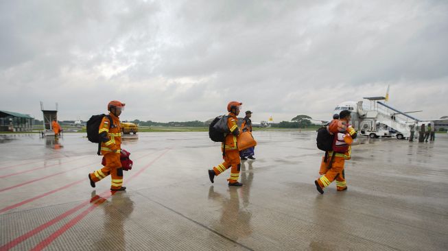 Petugas SAR gabungan mengikuti perlepasan misi kemanusian ke Turki di Lanud Halim Perdanakusuma, Jakarta Timur, Sabtu (11/2/2023). [Suara.com/Alfian Winanto]