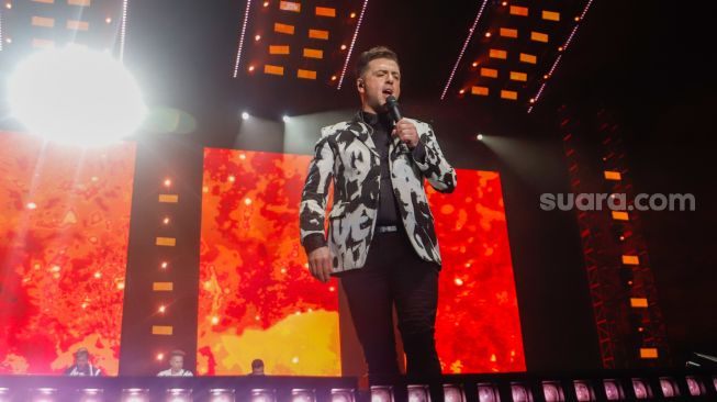 Personel Westlife Mark Feehily tampil dalam konser bertajuk 'The Wild Dream Tour 2023' di Stadion Madya, Gelora Bung Karno, Jakarta Pusat, Sabtu (11/2/2023). [Suara.com/Alfian Winanto]