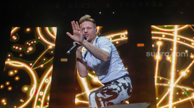 Personel Westlife Nicky Byrne tampil dalam konser bertajuk 'The Wild Dream Tour 2023' di Stadion Madya, Gelora Bung Karno, Jakarta Pusat, Sabtu (11/2/2023). [Suara.com/Alfian Winanto]