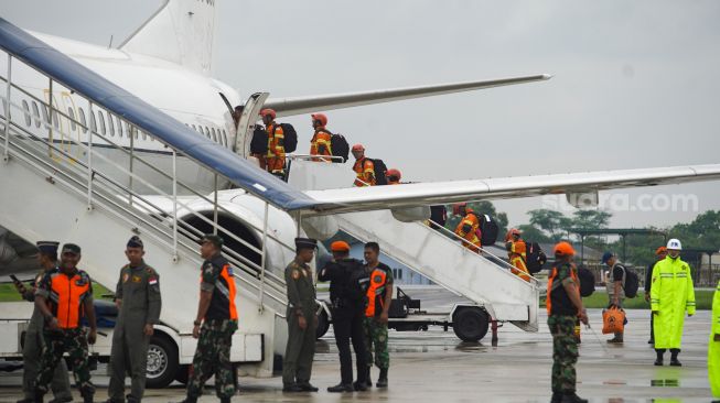 Petugas SAR gabungan mengikuti perlepasan misi kemanusian ke Turki di Lanud Halim Perdanakusuma, Jakarta Timur, Sabtu (11/2/2023). [Suara.com/Alfian Winanto]