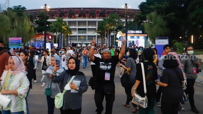 Penonton berswafoto saat menghadiri konser Westlife 'The Wild Dreams Tour' di Stadion Madya, Gelora Bung Karno, Jakarta Pusat, Sabtu (11/2/2023). [Suara.com/Alfian Winanto]