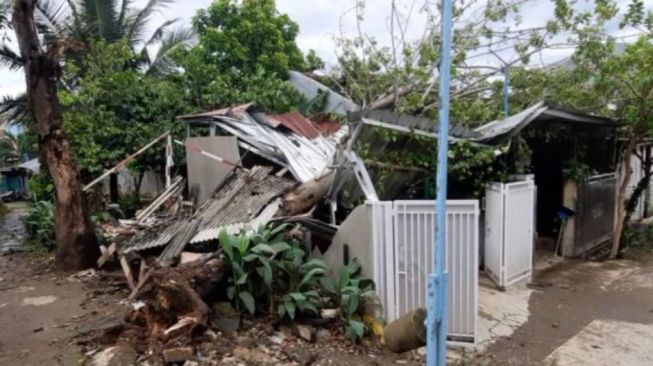Puluhan Rumah di Bekasi Rusak Diterjang Angin Kencang, 70 Warga Terdampak