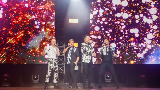 Personel Westlife tampil dalam konser bertajuk 'The Wild Dream Tour 2023' di Stadion Madya, Gelora Bung Karno, Jakarta Pusat, Sabtu (11/2/2023). [Suara.com/Alfian Winanto]