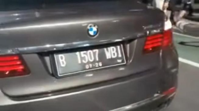 Sebuah mobil sedan berjenis BMW berpelat B 1507 WBI menabrak beberapa pemotor di Jalan Fatmawati, Jakarta Selatan (Jaksel) pada Sabtu (11/2/2023) dini hari. (Ist)