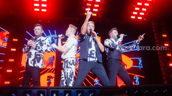 Aksi Westlife Ajak Penonton Bernostalgia Lewat Konser The Wild Dreams Tour