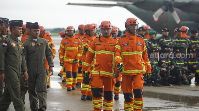 Petugas SAR gabungan mengikuti perlepasan misi kemanusian ke Turki di Lanud Halim Perdanakusuma, Jakarta Timur, Sabtu (11/2/2023). [Suara.com/Alfian Winanto]