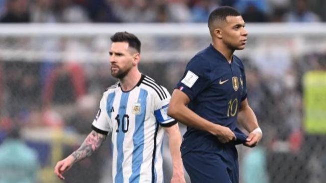 Lionel Messi (Argentina) dan Kylian Mbappe (Prancis) dalam laga final Piala Dunia 2022. (AFP)