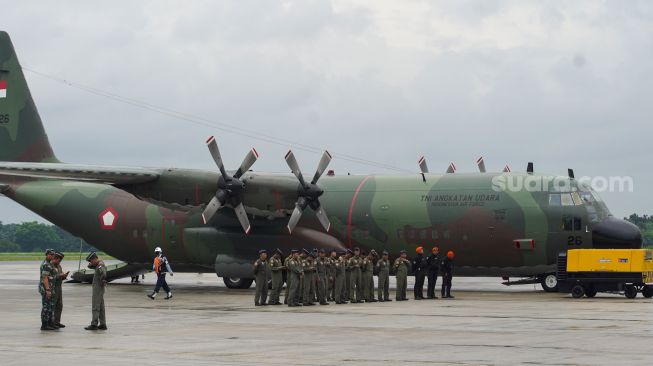 Petugas SAR gabungan mengikuti perlepasan misi kemanusian ke Turki di Lanud Halim Perdanakusuma, Jakarta Timur, Sabtu (11/2/2023). [Suara.com/Alfian Winanto]