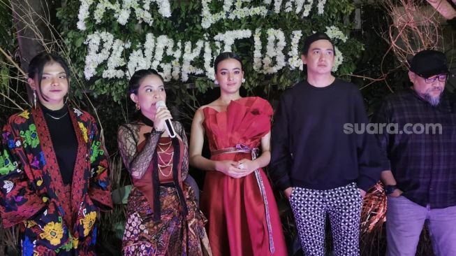 Adipati Dolken bersama para pemain film Para Betina Pengikut Iblis di Duren Kalibata, Jakarta Selatan pada Jumat (10/2/2023)