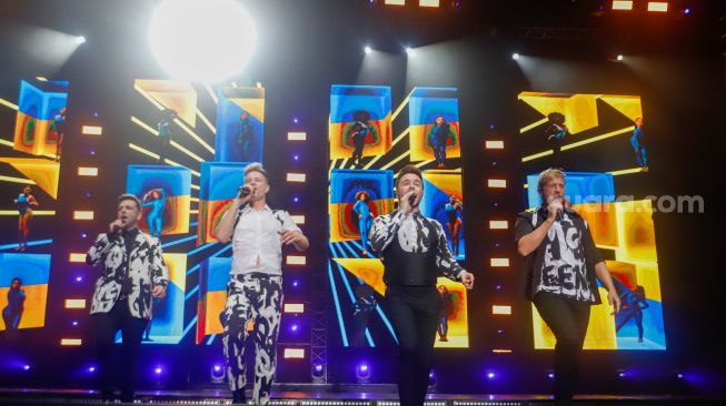 Konser Westlife di Stadion Madya, 'Ancaman' Nicky Byrne hingga Lautan Jas Hujan Putih di Lagu You Rise Me Up