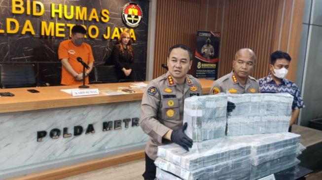 Penampakan Gepokan Uang Dolar Palsu yang Diedarkan di Bekasi, Pelaku Terancam 15 Tahun Penjara