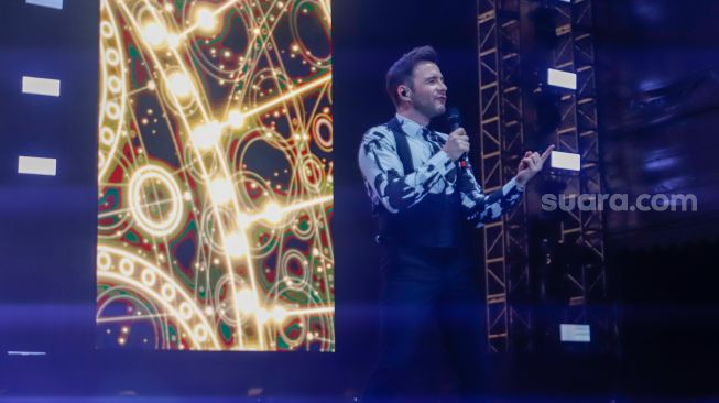 Personel Westlife Shane Filan tampil dalam konser bertajuk 'The Wild Dream Tour 2023' di Stadion Madya, Gelora Bung Karno, Jakarta Pusat, Sabtu (11/2/2023). [Suara.com/Alfian Winanto]