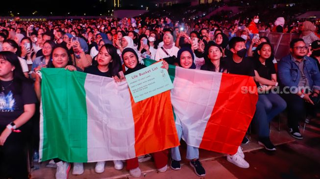 Antusias penonton saat menyaksikan penampilan personel Westlife dalam konser bertajuk 'The Wild Dream Tour 2023' di Stadion Madya, Gelora Bung Karno, Jakarta Pusat, Sabtu (11/2/2023). [Suara.com/Alfian Winanto]