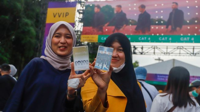 Penonton berswafoto saat menghadiri konser Westlife 'The Wild Dreams Tour' di Stadion Madya, Gelora Bung Karno, Jakarta Pusat, Sabtu (11/2/2023). [Suara.com/Alfian Winanto]