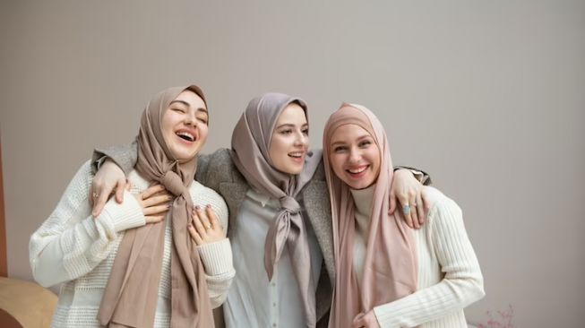 Ngeluh Rontok tapi Masih Lakukan 3 Kesalahan Rawat Rambut Berhijab Ini, Cepat Perbaiki!