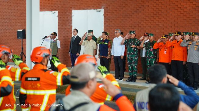 Menteri Pertahanan RI Prabowo Subianto melepas keberangkatan pengiriman bantuan kemanusiaan untuk korban gempa Turki, Sabtu (11/2/2023). (Tim Media Prabowo)