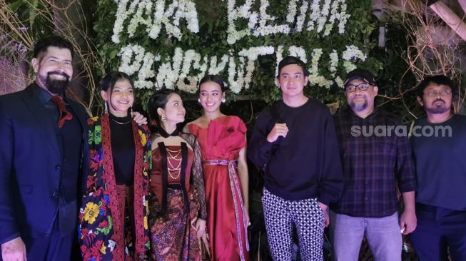 Adipati Dolken bersama para pemain film Para Betina Pengikut Iblis di Duren Kalibata, Jakarta Selatan pada Jumat (10/2/2023)