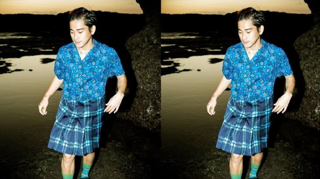 9 Gaya Nyentrik Bio One, Gak Ragu Tampil Pakai Sarung atau Rok Tartan