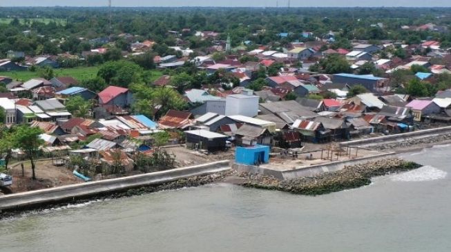 Pemprov Sulsel Beri Bantuan Pembangunan Tanggul Cegah Abrasi di Desa Pa'lalakkang Takalar