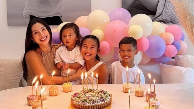 5 Artis yang Urus Anak Tanpa Bantuan Pengasuh, Tetap Cantik dan Awet Muda!